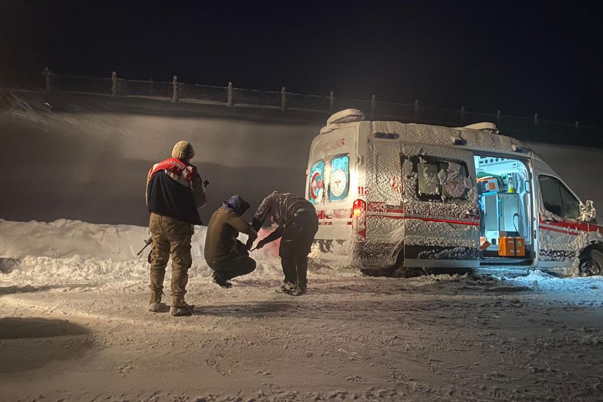 Elazığ\'da yolda mahsur kalan araçlardaki 31 kişi kurtarıldı