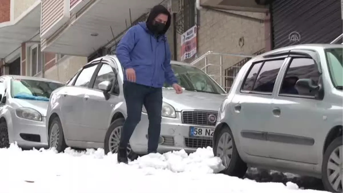 Esenyurt'ta vatandaşlar sokaklarda güçlükle ilerledi