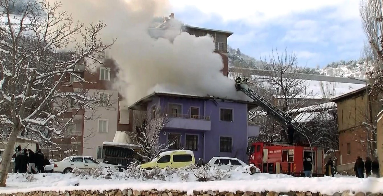 Evinin yanışını yaşlı gözlerle izledi