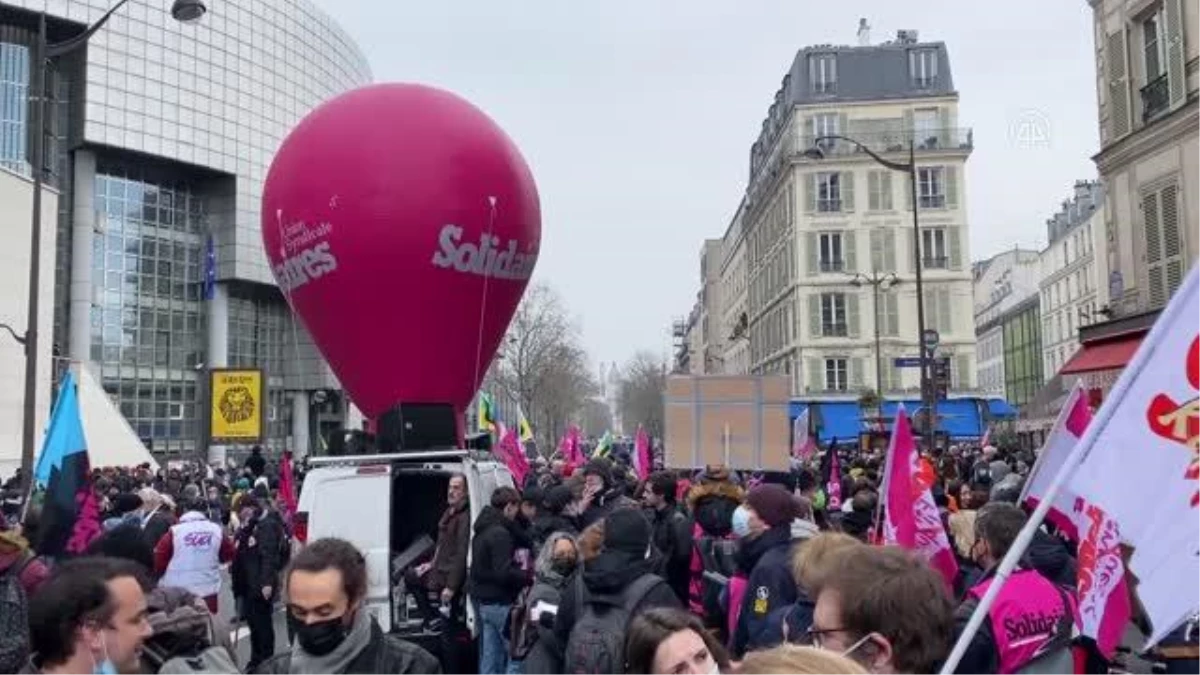 Fransa\'da maaşlara zam talebiyle gösteriler düzenlendi