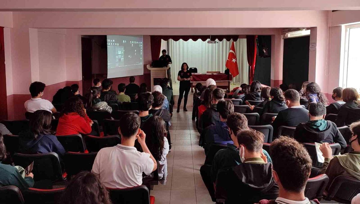 Gençler terör örgütlerine karşı bilgilendiriliyor