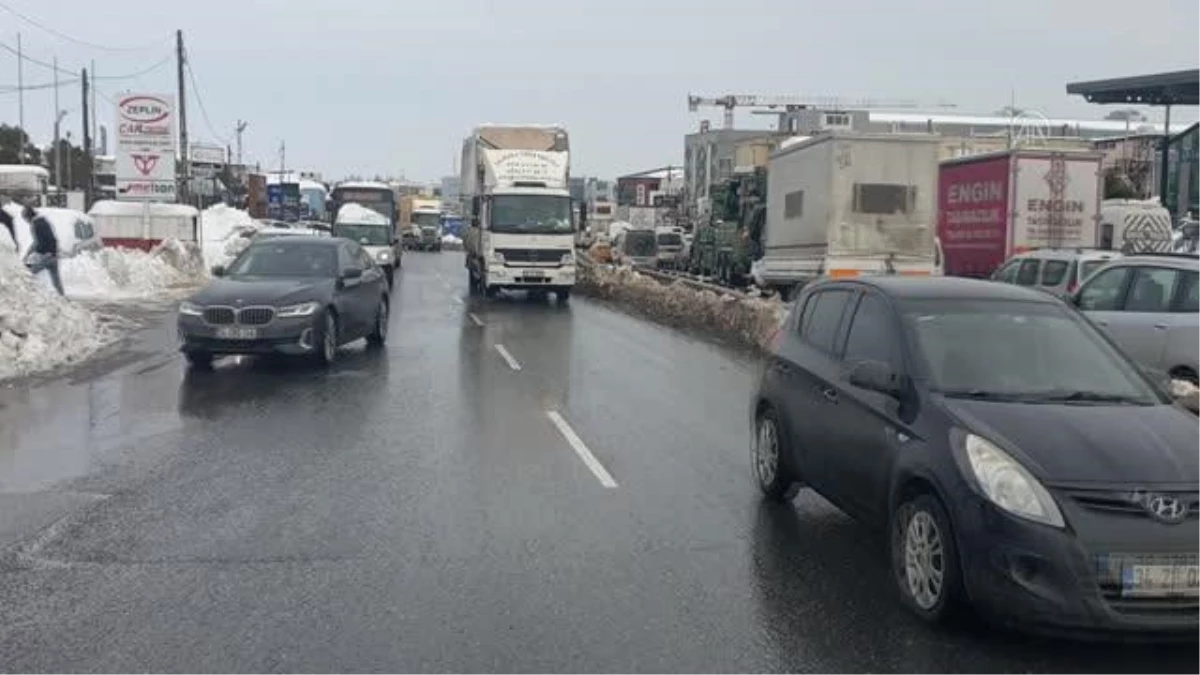 Hadımköy\'de kar nedeniyle yolda bırakılan araçların kaldırılmasıyla trafik açıldı