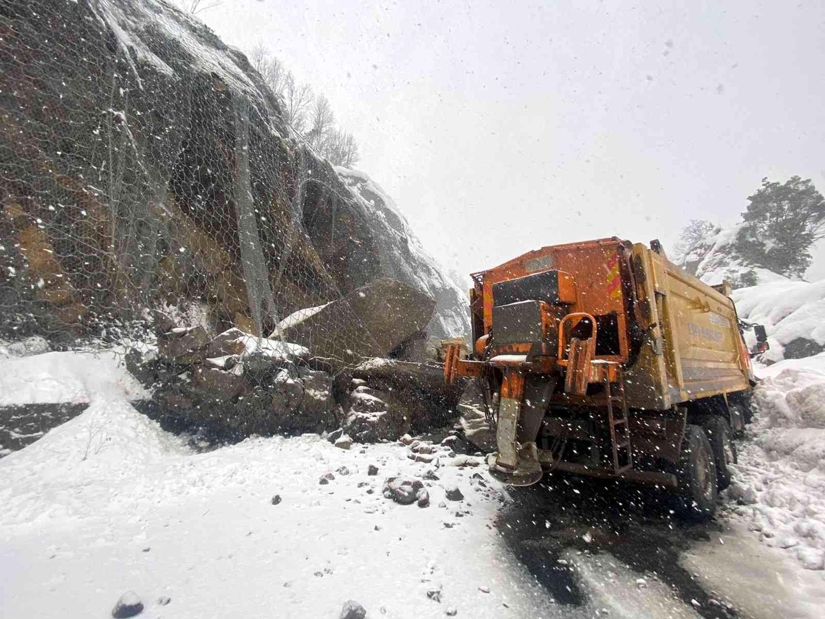 Heyelan Zonguldak İstanbul kara yolunu kilitledi