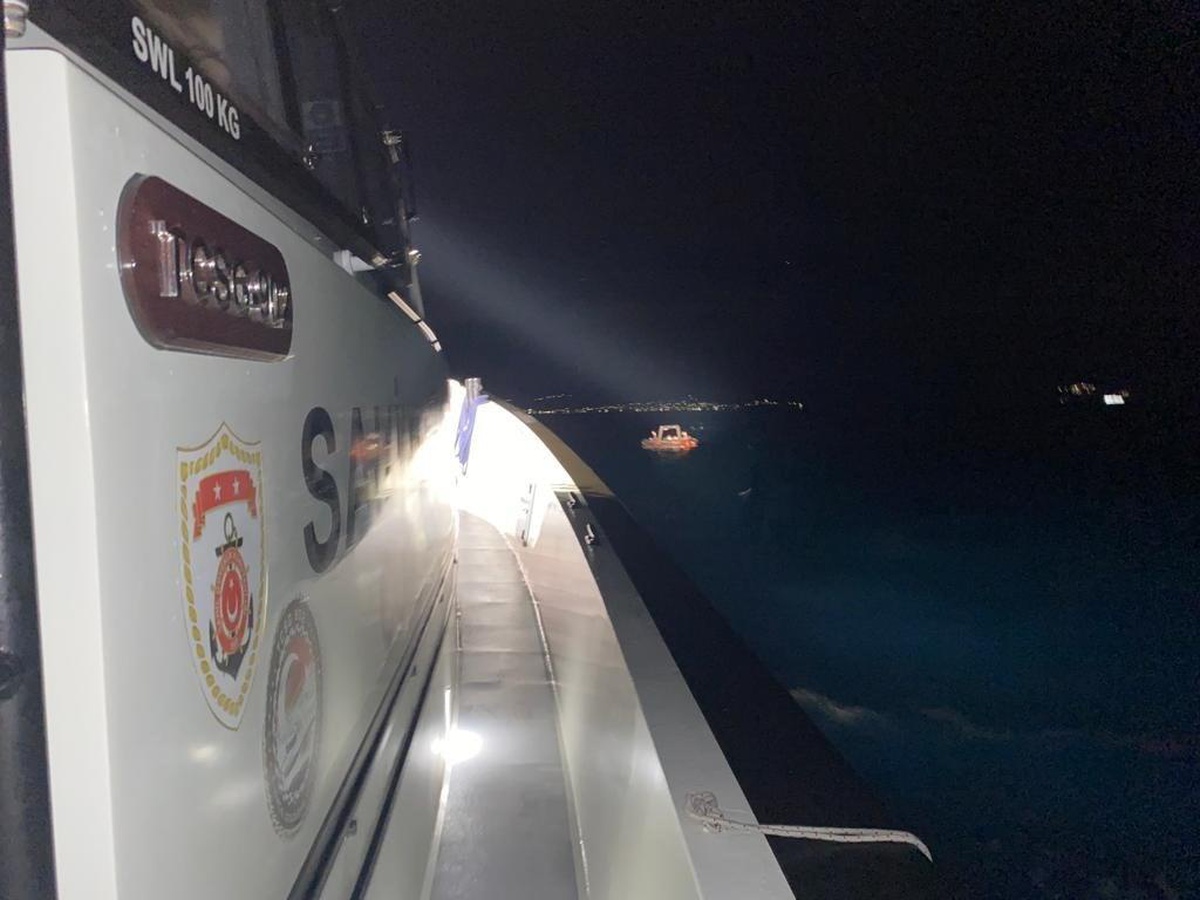 İzmir açıklarında 9 düzensiz göçmen kurtarıldı