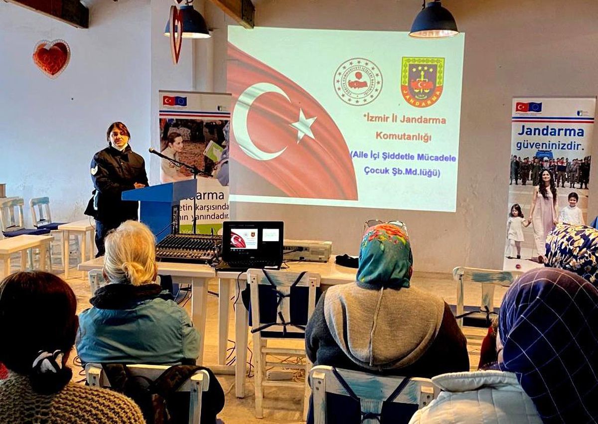 Jandarma, Çeşme\'de kadınları şiddete karşı bilgilendirdi