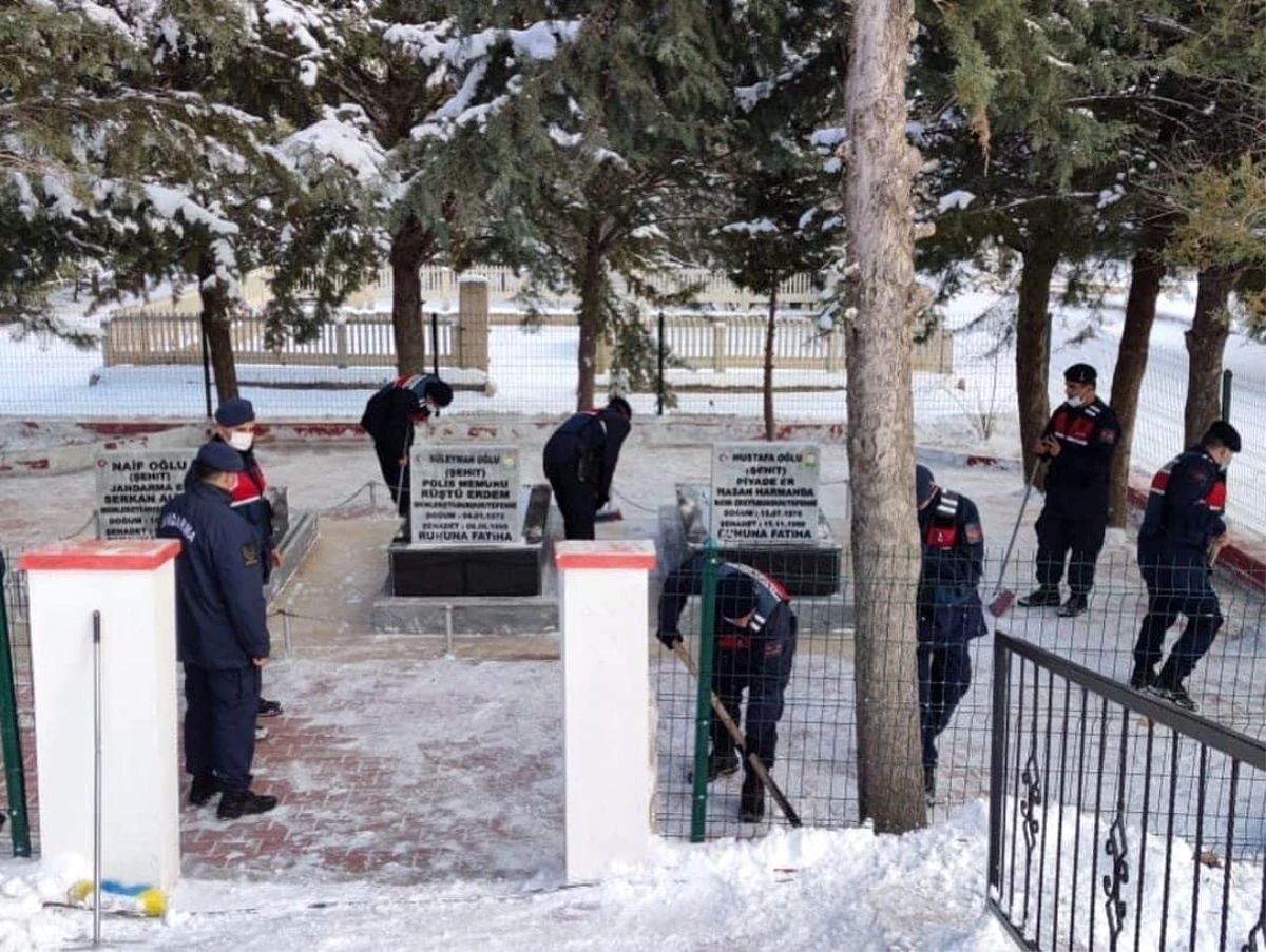 Son dakika! Jandarma şehit kabirlerini temizledi