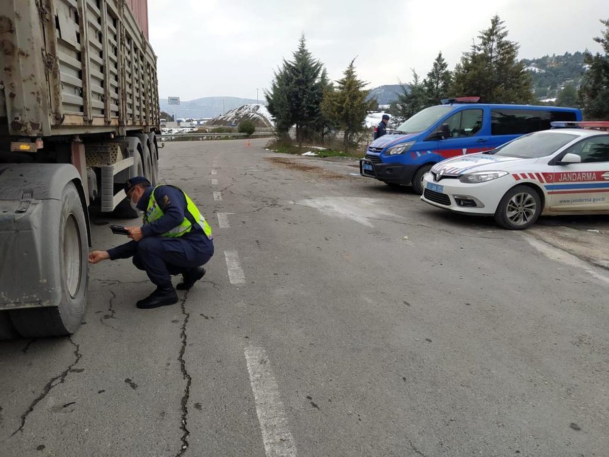 Son dakika! Osmaneli\'nde jandarma ekipleri kış lastiği uygulaması yaptı