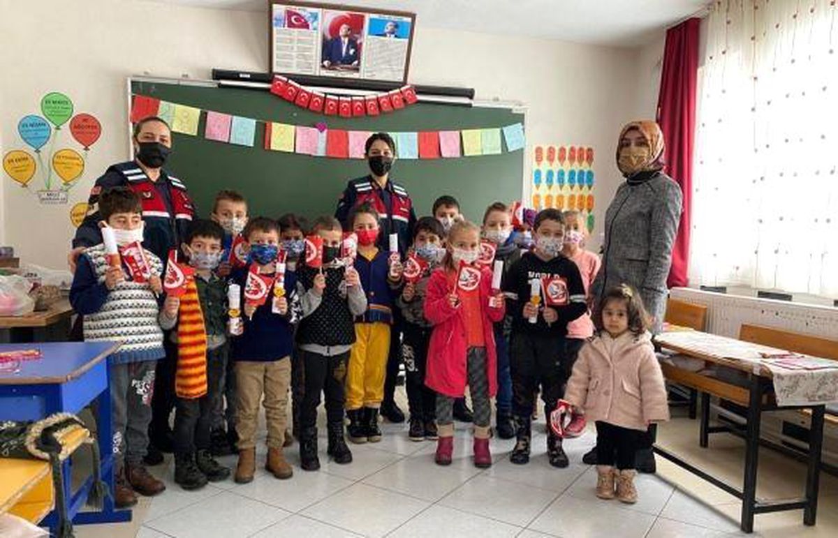 Jandarmadan öğrencilere karne hediyesi