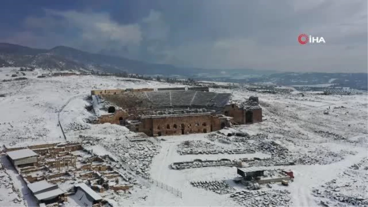 Kar beyaz cennet Pamukkale\'nin güzelliğine güzellik kattı