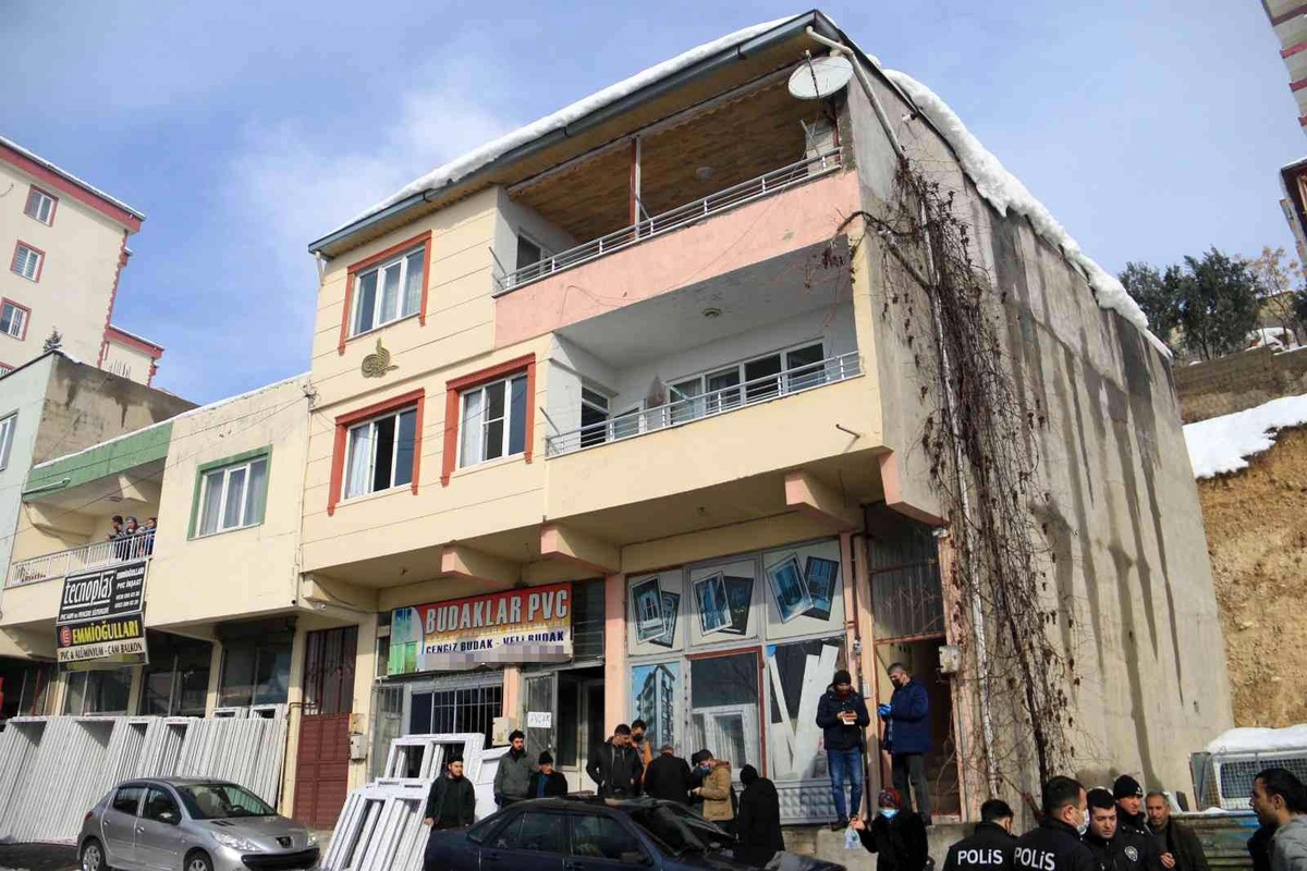 Kar, kombinin baca borusunu tıkadı: 5 kişilik aile zehirlendi, baba öldü