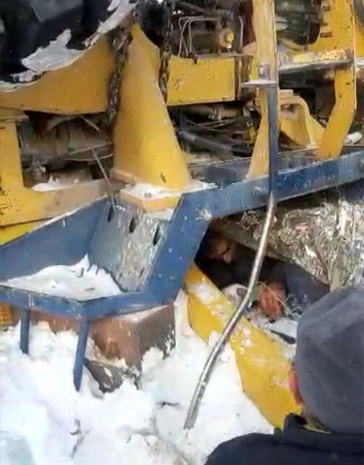 Kar temizliği yaparken devrilen iş makinesinin altında kaldı