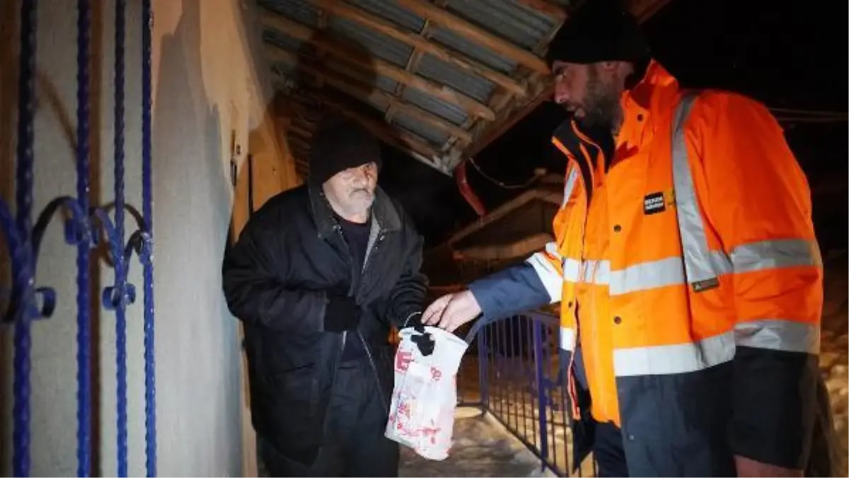KAR YAĞIŞINDA EVDE MAHSUR KALAN PARKİNSON HASTASINA İLAÇLARI ULAŞTIRILDI