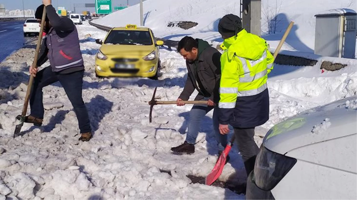 İstanbul\'un dört bir yanından kazma kürek manzaraları! Araçlarını kurtarmak için kazma küreğe sarıldılar!