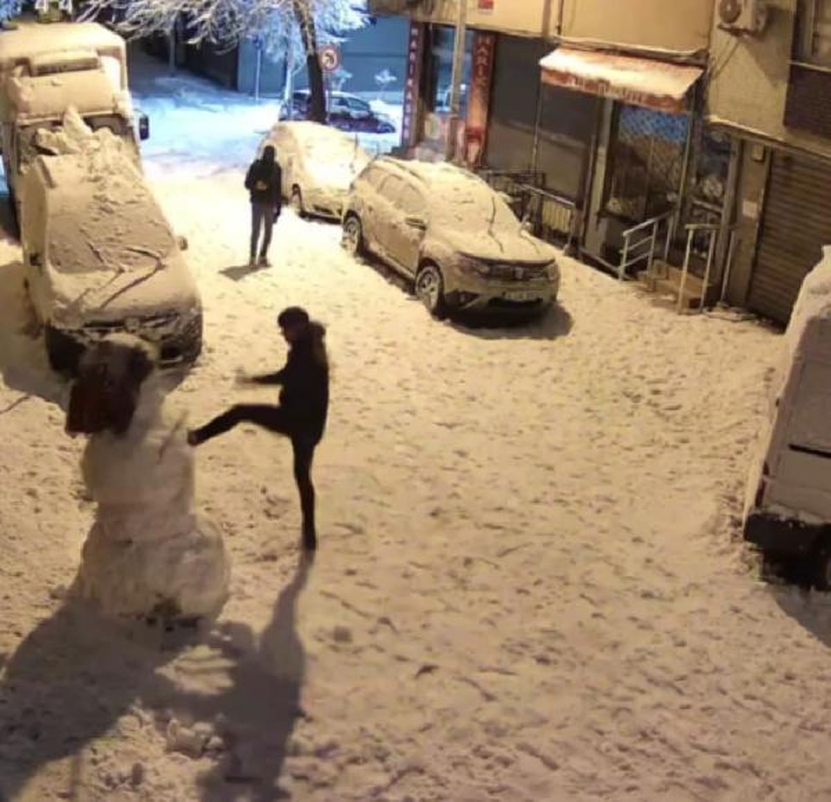 KARDAN ADAMLA FOTOĞRAF ÇEKTİRİP YIKAN DA VAR, ALIP GÖTÜREN DE