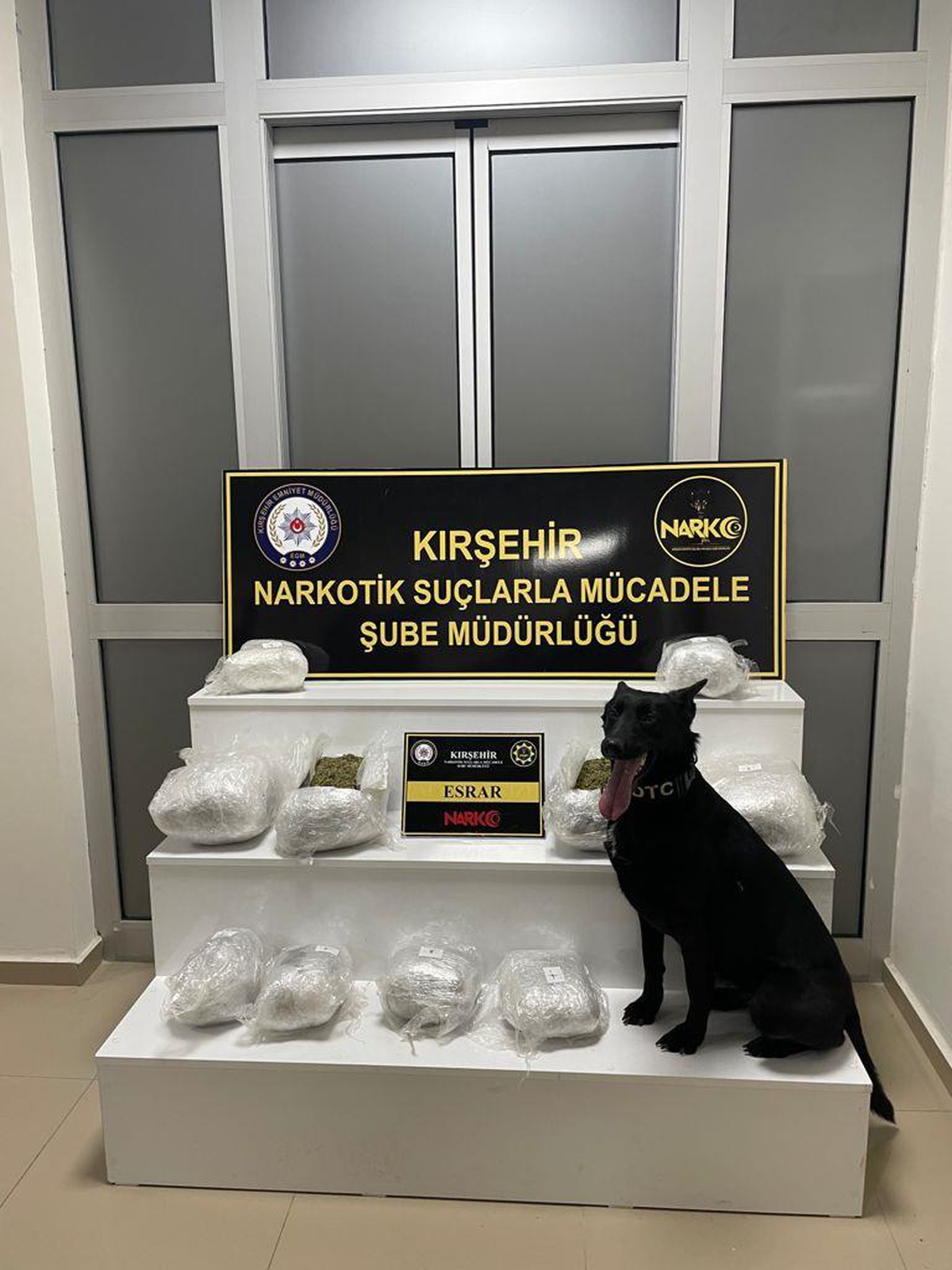 Kırşehir\'de otomobilin gizli bölmesinde 8 kilogram esrar ele geçirildi