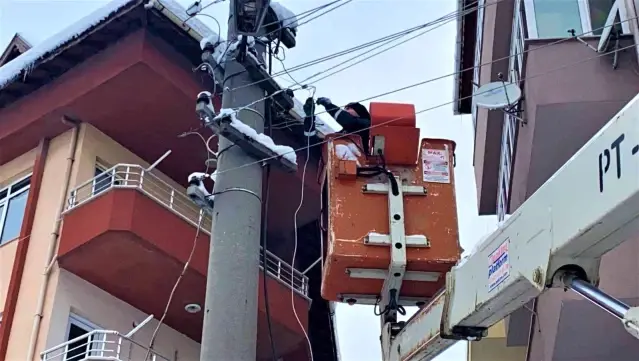 Kopan elektrik teli 4 dairede yangın çıkardı
