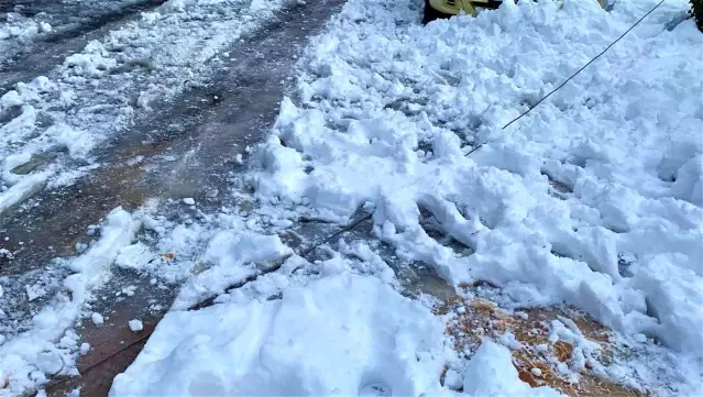 Kopan elektrik teli 4 dairede yangın çıkardı