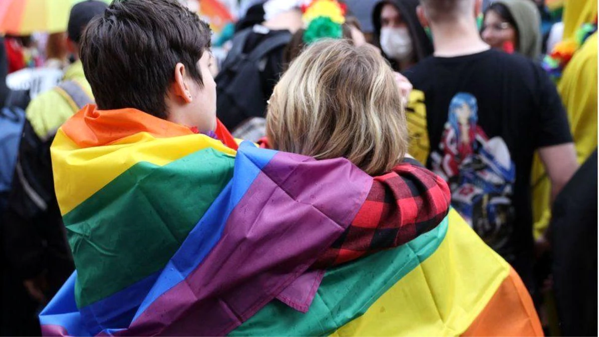 LGBT hakları: Fransa sözde \'eşcinsellik dönüştürme terapilerini\' yasakladı