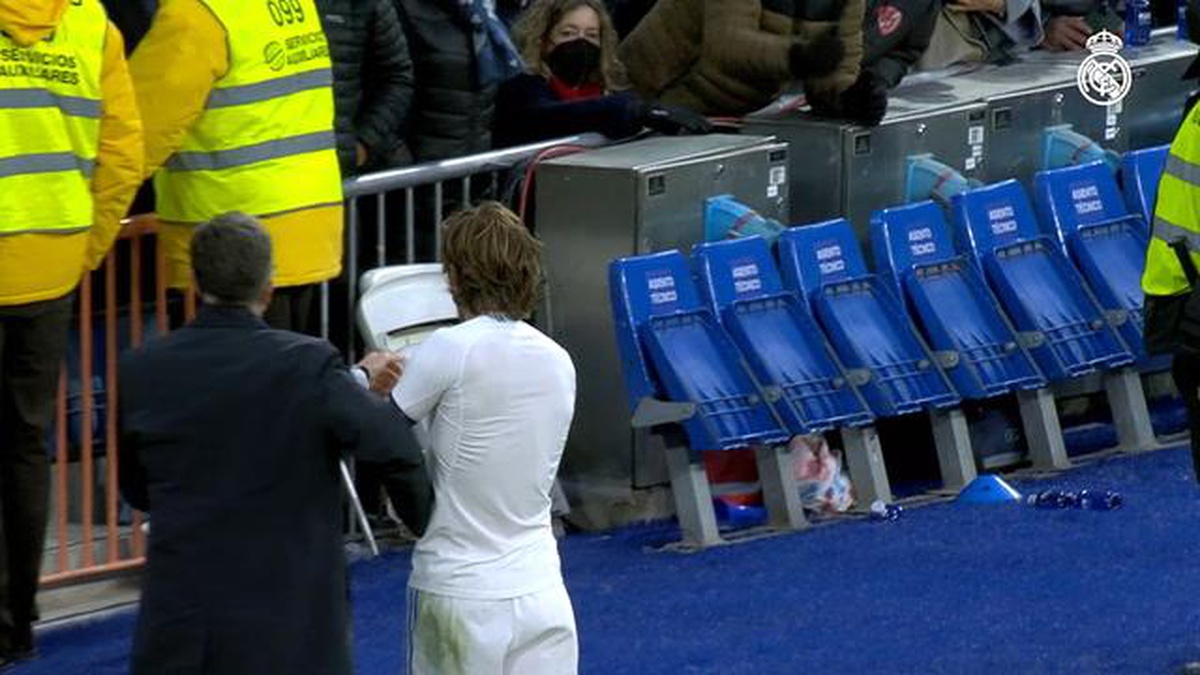 Luka Modric, Formasını Çocuk Hayranına Veriyor