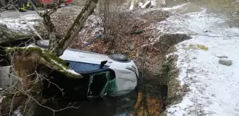 Dere yatağına devrilen otomobilin sürücüsü hayatını kaybetti