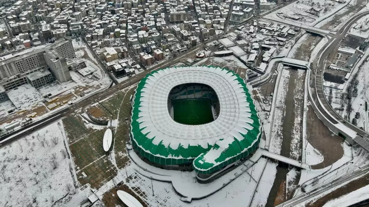 Nilüfer deresi buz tuttu, Timsah Stadyumu ise beyaz gelinliği giydi