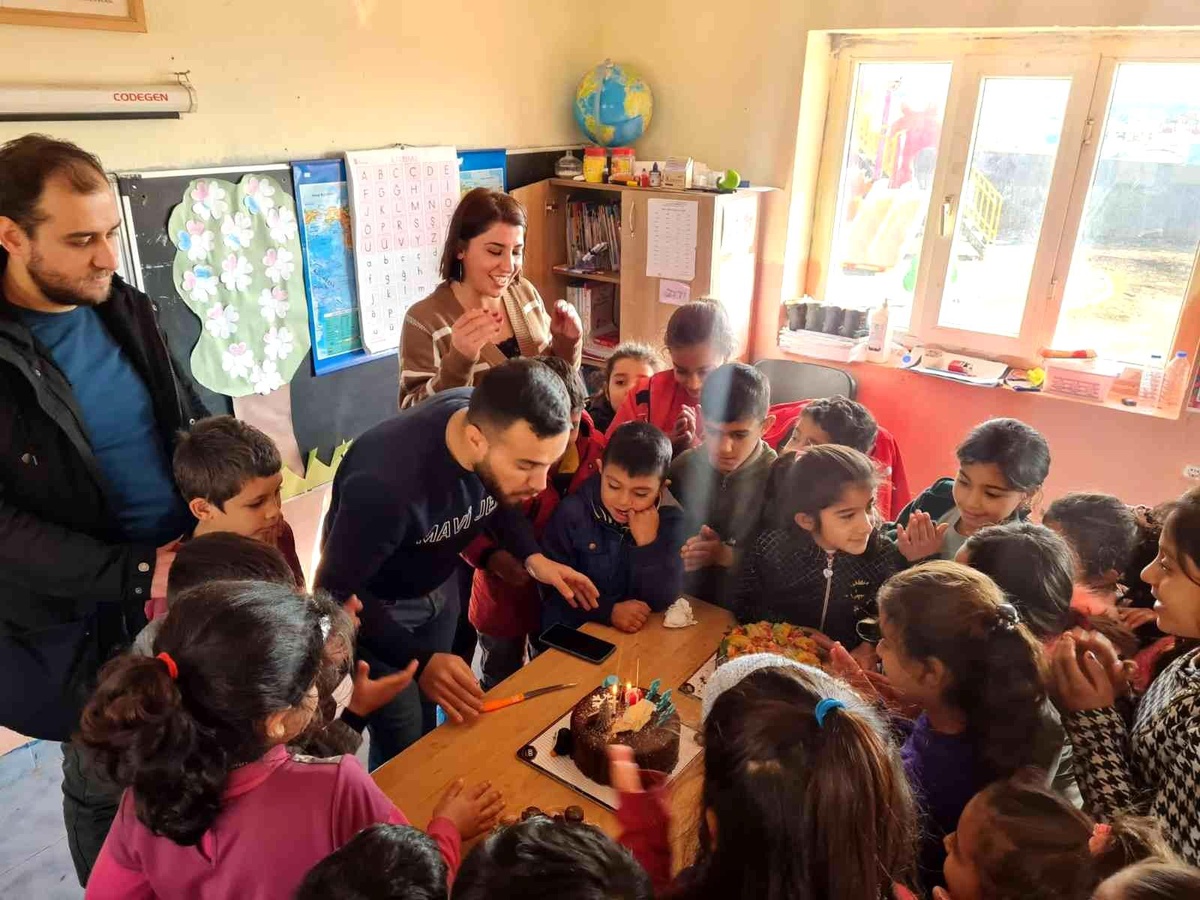 Okul okul gezerek hiç doğum günü kutlamayan çocukları pastayla sevindirdi