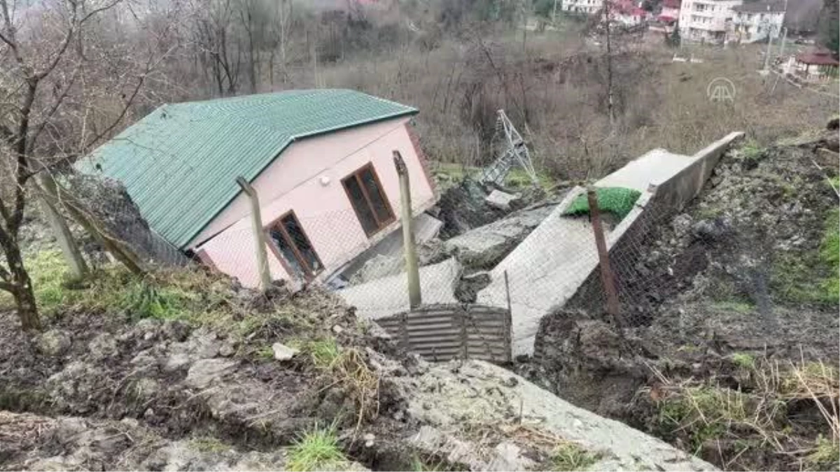 Ortahisar\'da meydana gelen heyelanda bir ev yıkıldı