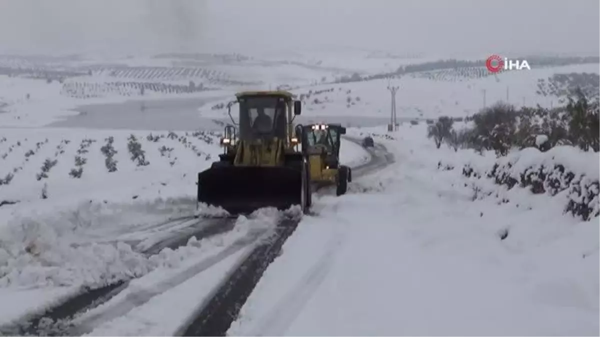 Özel İdare ekipleri Kilis\'e yakın Gaziantep\'in köylerinde kar çalışması yapıyor