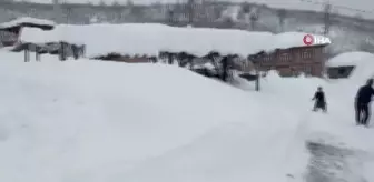 Sakarya'da kar kalınlığı insan boyuna ulaştı