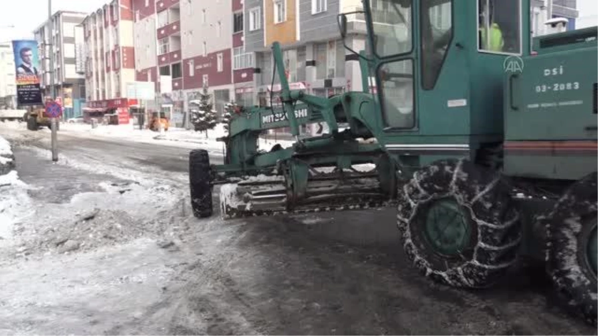 Şehir merkezindeki kar kamyonlarla şehir dışına taşınıyor