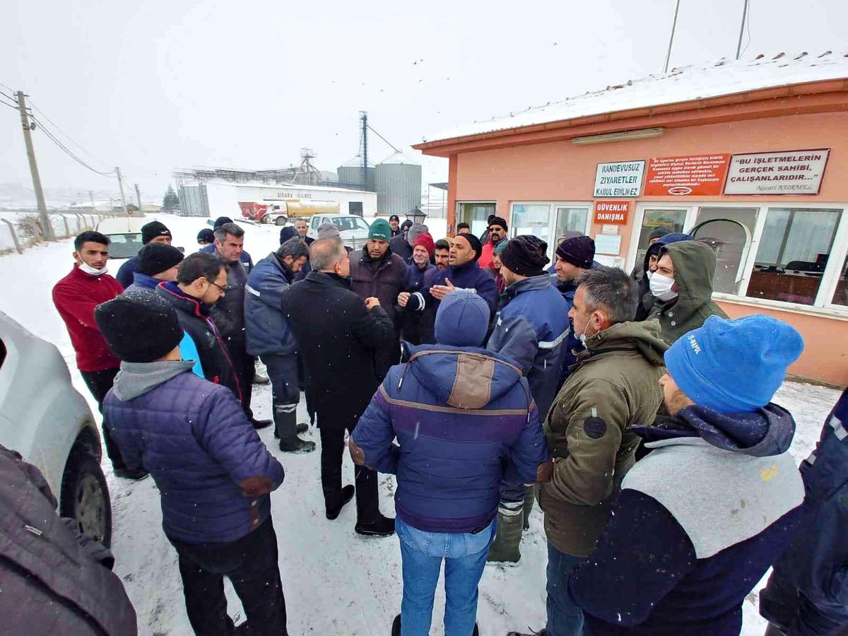 Sendikalaşmak isteyen işçiler iş bırakma eylemine gitti