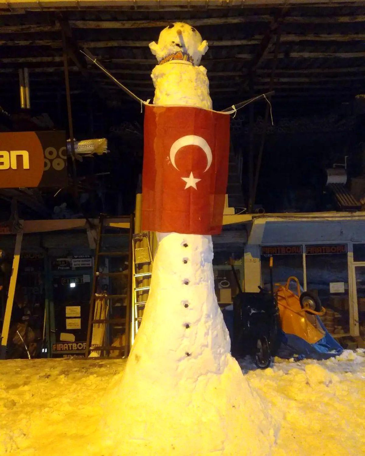 Sezonun dev kardan adamı Elazığ\'da: Yaklaşık 4 metre uzunluğunda