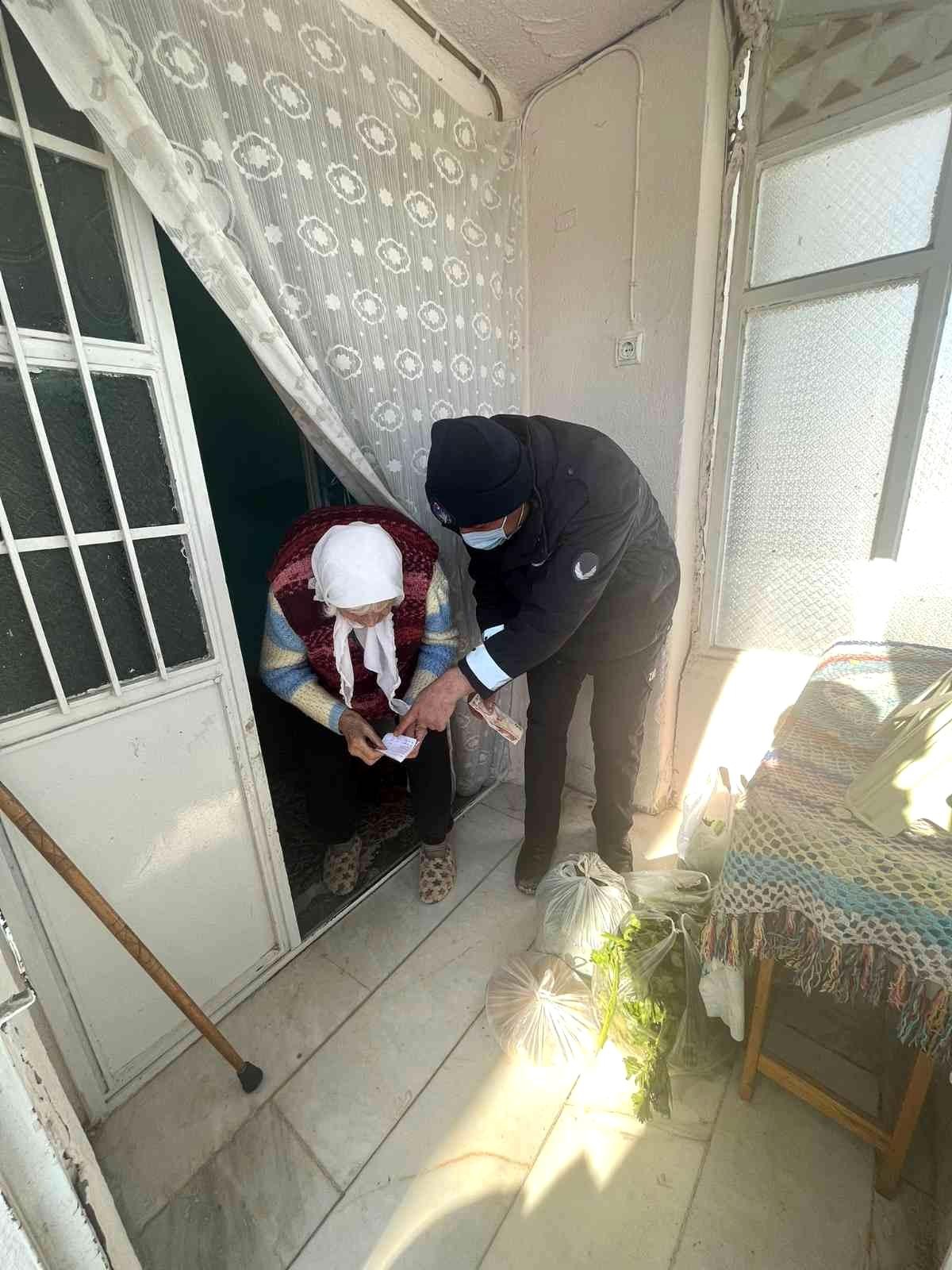 Soğuk ve kardan pazara gidemeyen yaşlı kadının yardımına zabıta yetişti