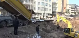 Toprak kaymasının meydana geldiği alandaki evlerin zemininde hasar oluşmadığı tespit edildi