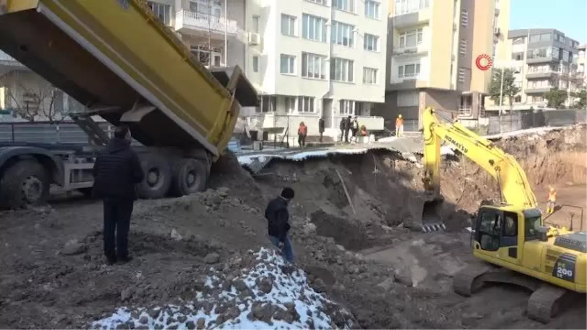 Toprak kaymasının meydana geldiği alandaki evlerin zemininde hasar oluşmadığı tespit edildi