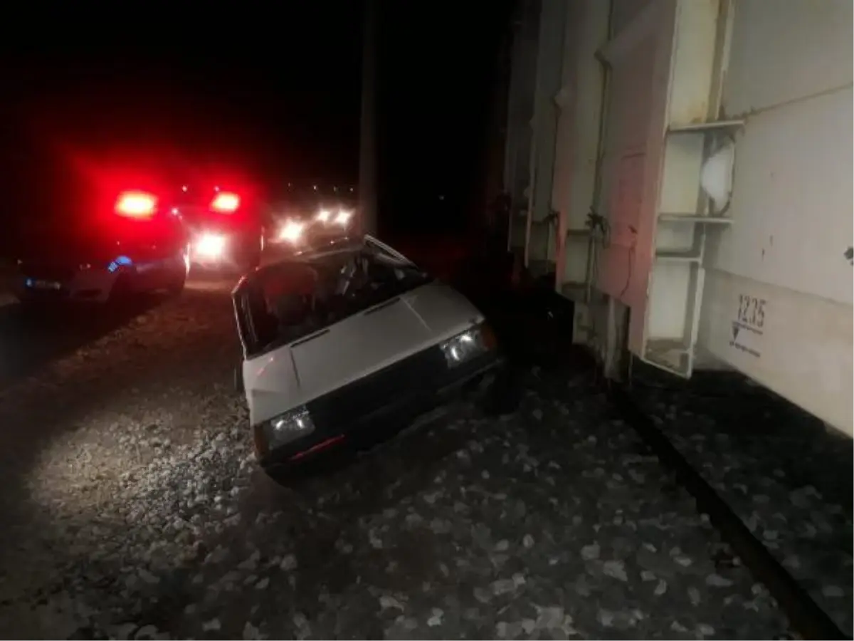 Trenin çarptığı otomobili, babasından habersiz kaçırmış