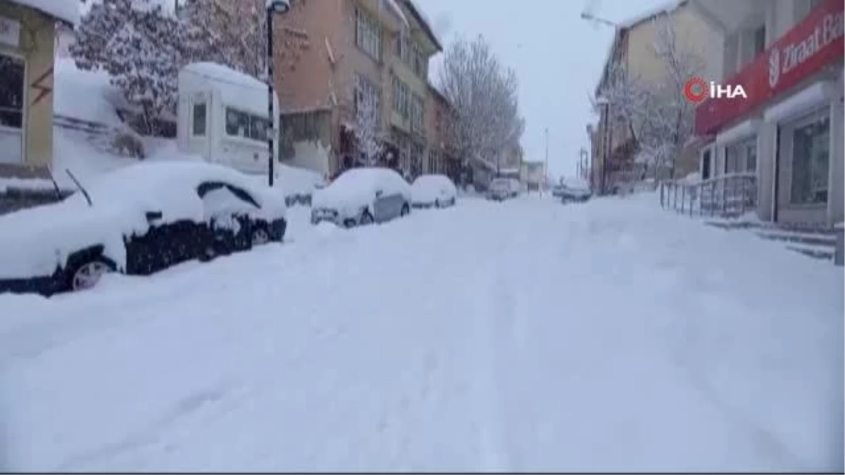 Tunceli\'de ev ve arabalar kara gömüldü