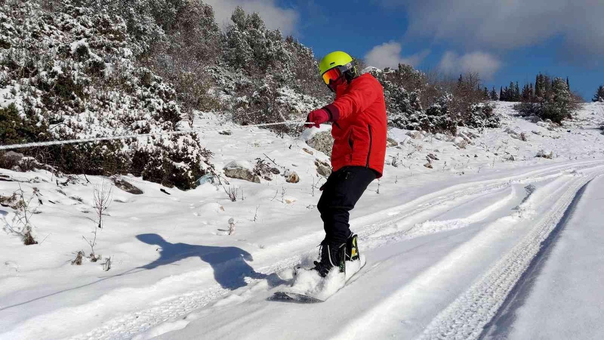 Turizmin gözdesi Kemer\'de, bu kez snowboard keyfi