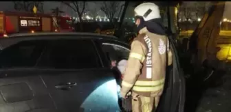 Tuzla'da kaldırıma çıkan otomobil iş makinasına çarparak durabildi: 2 yaralı