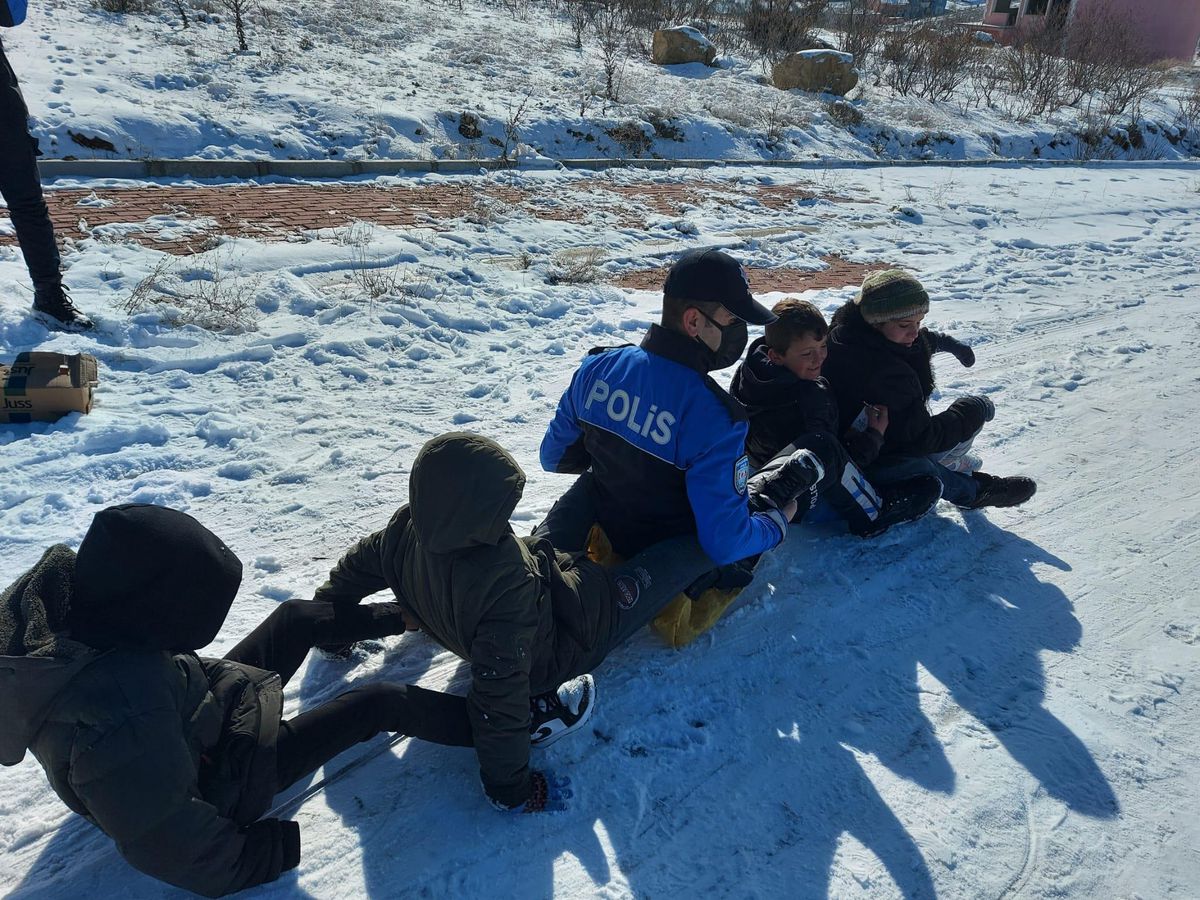 Son dakika haberleri! Uşak\'ta polis, göreve gittiği mahallede çocukların kar eğlencesine katıldı