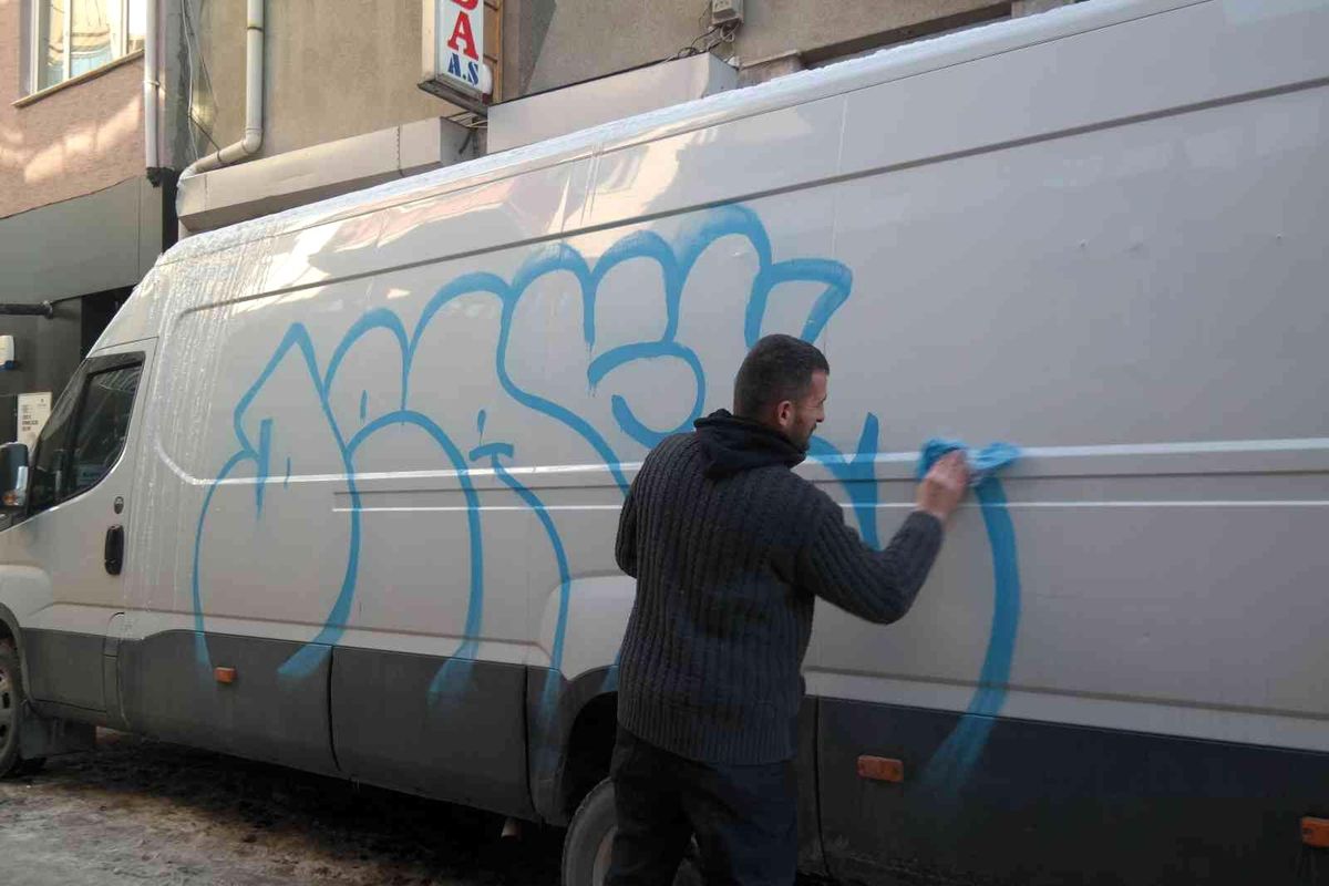 Vandallar boyadı, temizliği ona kaldı