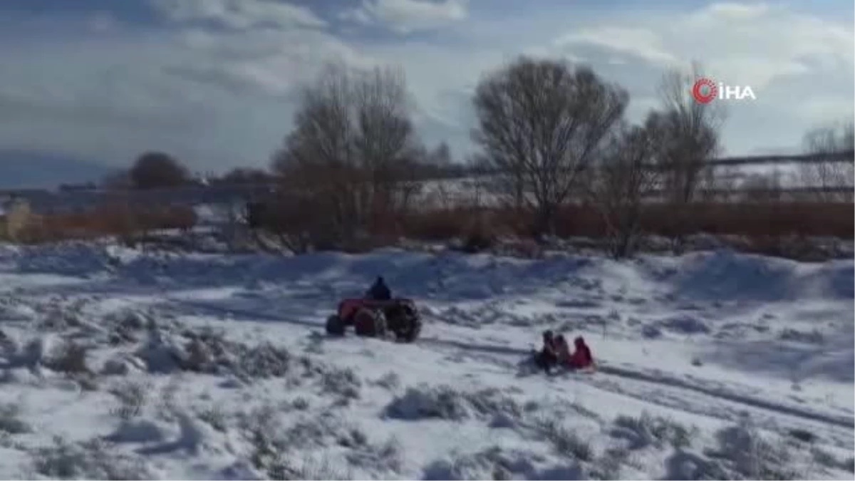 Yollar buz pistine dönünce vatandaş traktörle sörf yaptı