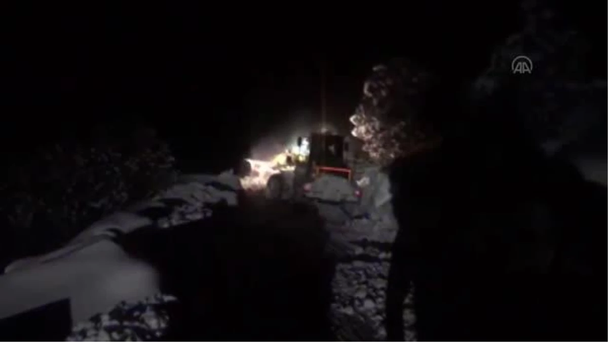 Yolu kardan kapanan köydeki hastaya paletli ambulansla ulaşıldı