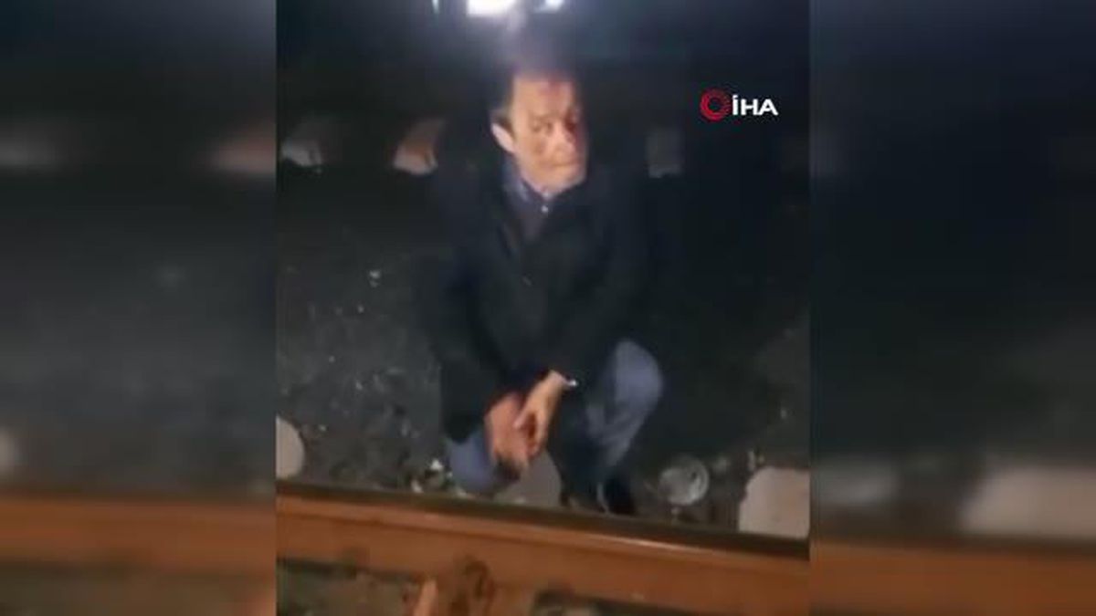 Yük treninin altında kalmaktan son anda kurtulan adam hastanelik oldu