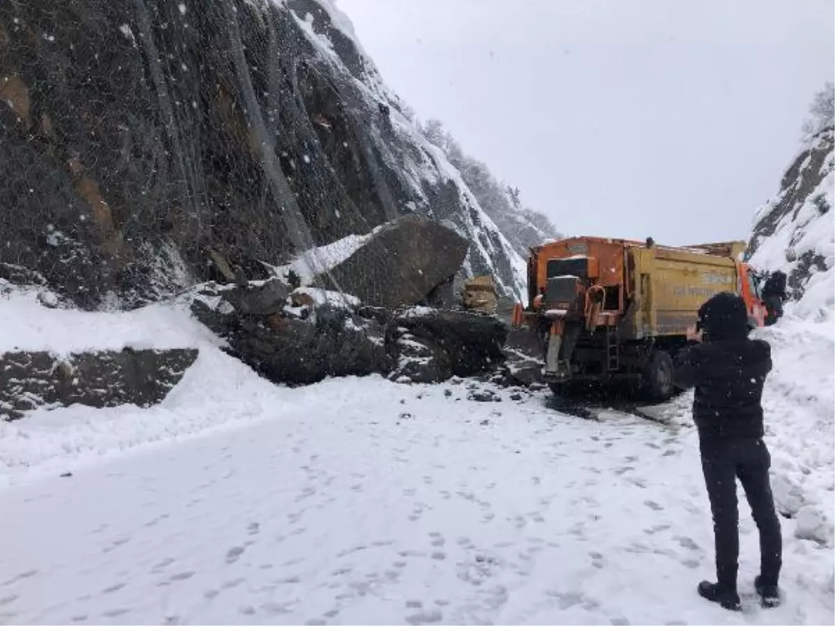 Zonguldak'ta heyelan; dev kayalar nedeniyle İstanbul yolu kapandı