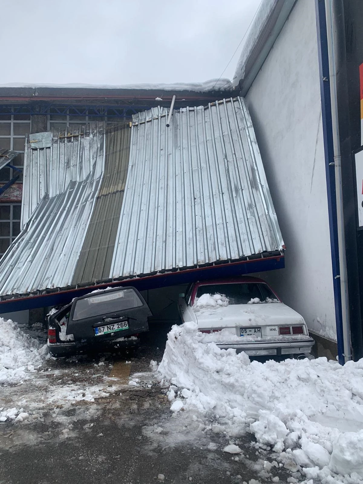 Zonguldak\'ta kardan çöken sundurma 3 araçta hasara neden oldu