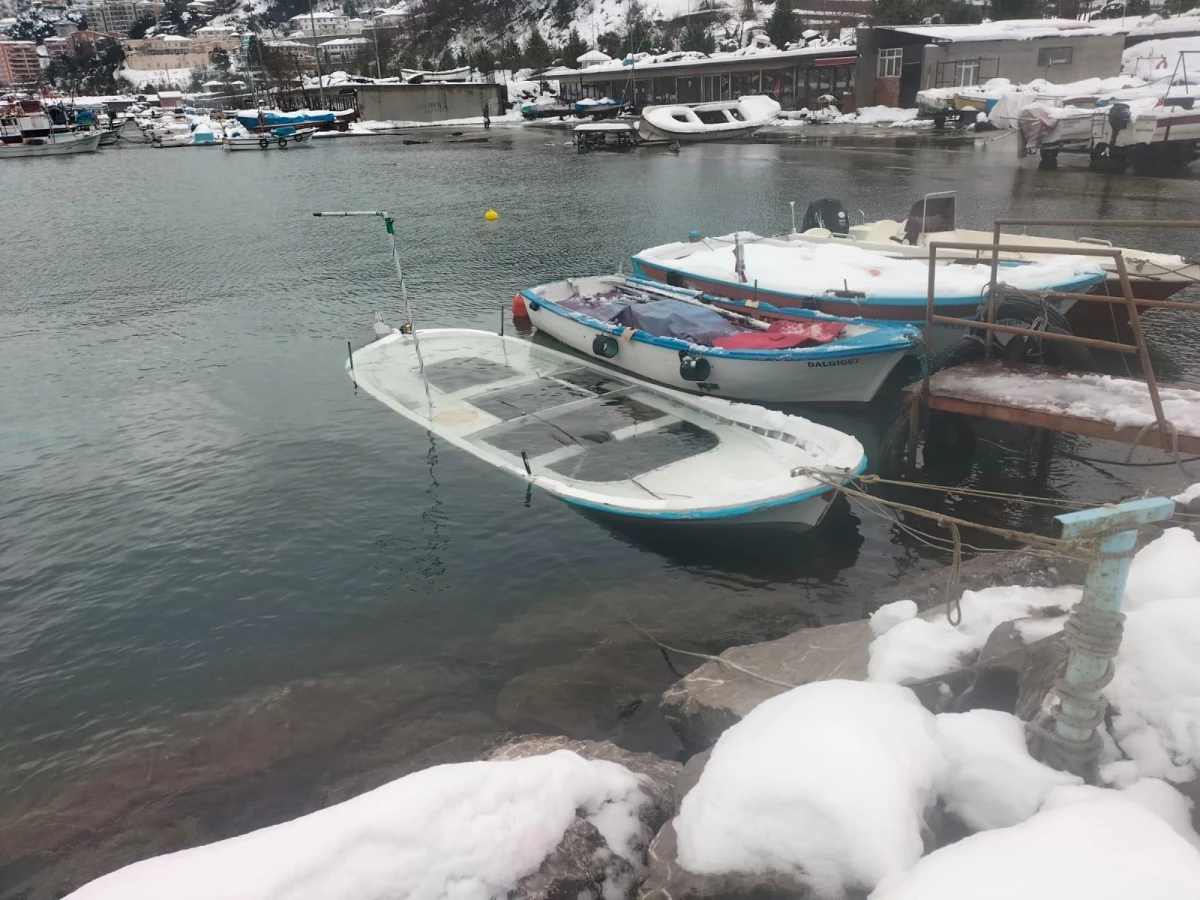 ZONGULDAK - Yoğun kardan 5 balıkçı teknesi battı