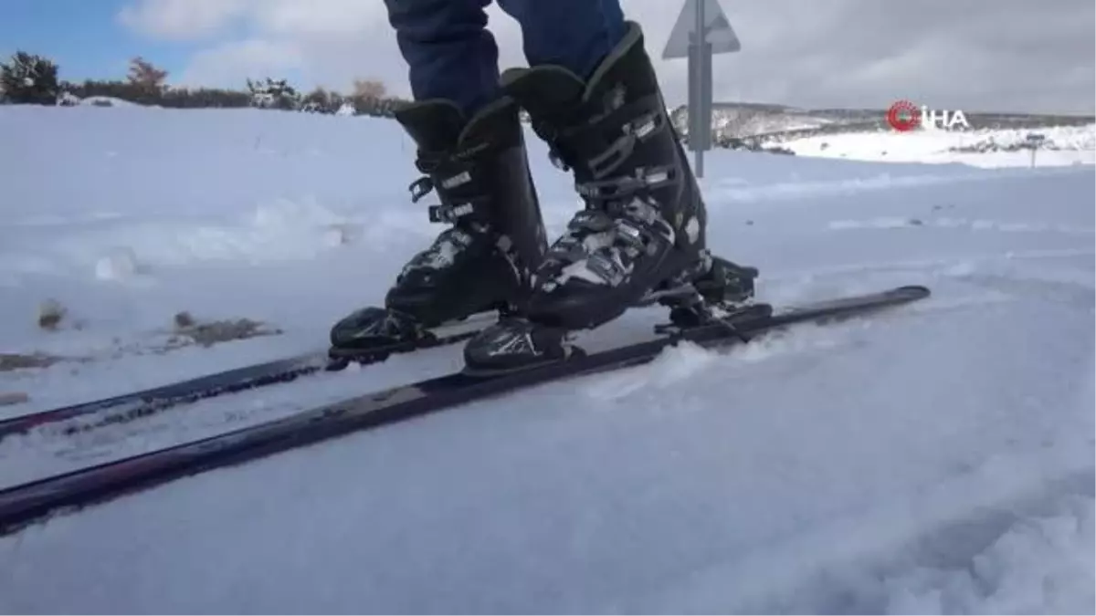 3 bin yıllık Frig Vadisi'nde kayak keyfi... At ve otomobillere halat bağlayarak kayak yaptılar