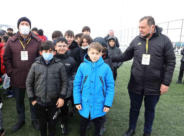 300 öğrenci futbol hünerlerini sergileyecek