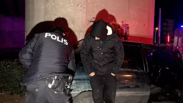 Adana'da bir kişi kaza yaptığı otomobilde uyuya kaldı